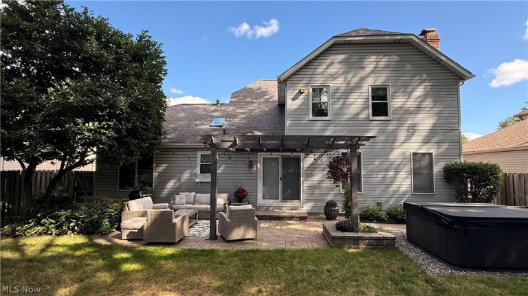 24739 Tara Lynn Drive, North Olmsted, OH - Photo 3