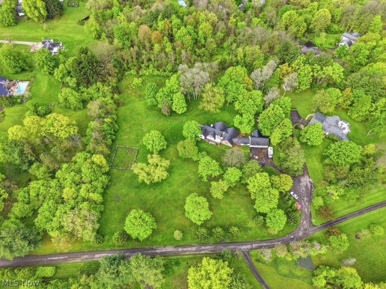 7151 Cabot Lane, Chagrin Falls, OH - Photo 6
