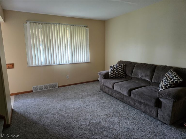 16200 Edgewood Court, Maple Heights, OH - Photo 3