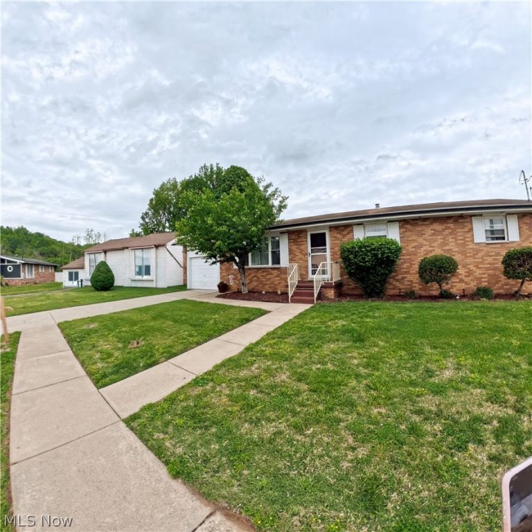 708 Circle Drive, Belpre, OH - Photo 2