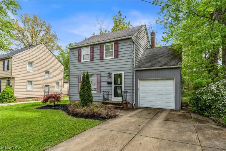 1547 Commodore Road, Lyndhurst, OH - Photo 2