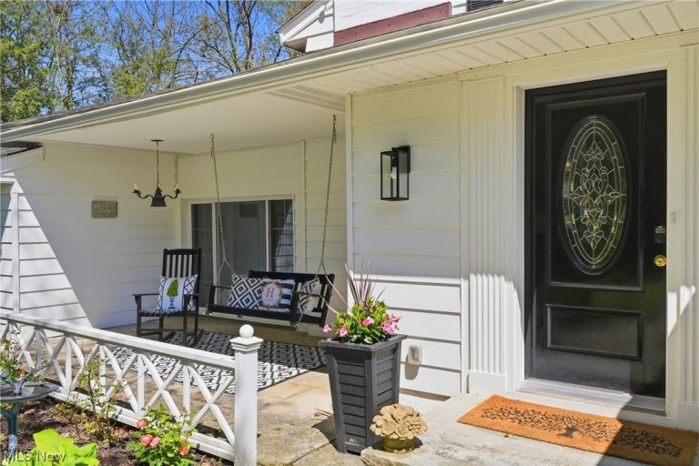 8374 Lucerne Drive, Chagrin Falls, OH - Photo 2