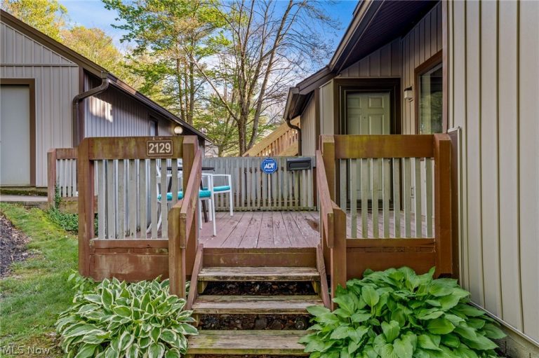 2129 Pinebrook Trail, Cuyahoga Falls, OH - Photo 3