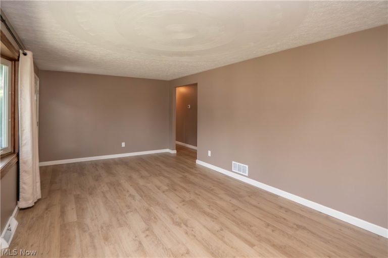 5251 Tanglewood Drive, Louisville, OH - Photo 8