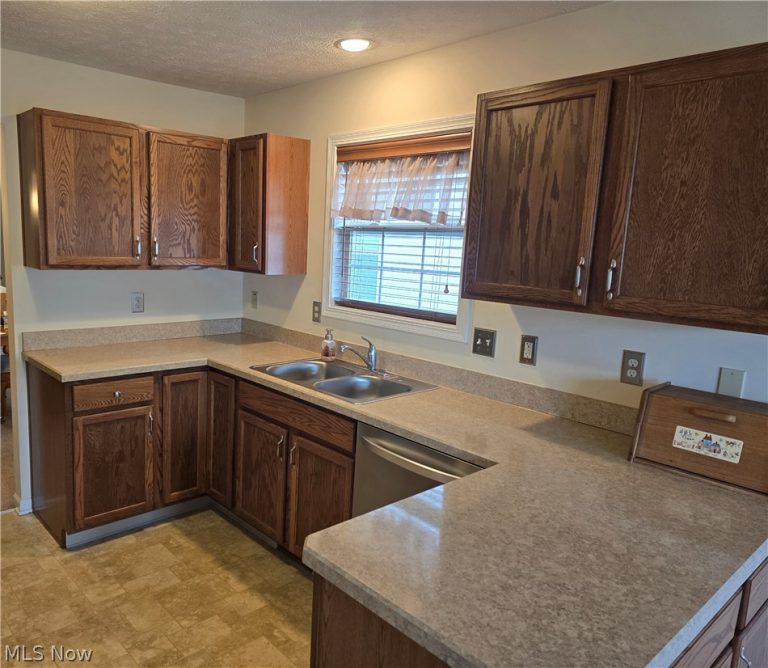 136 Haydens Arbor, Elyria, OH - Photo 4