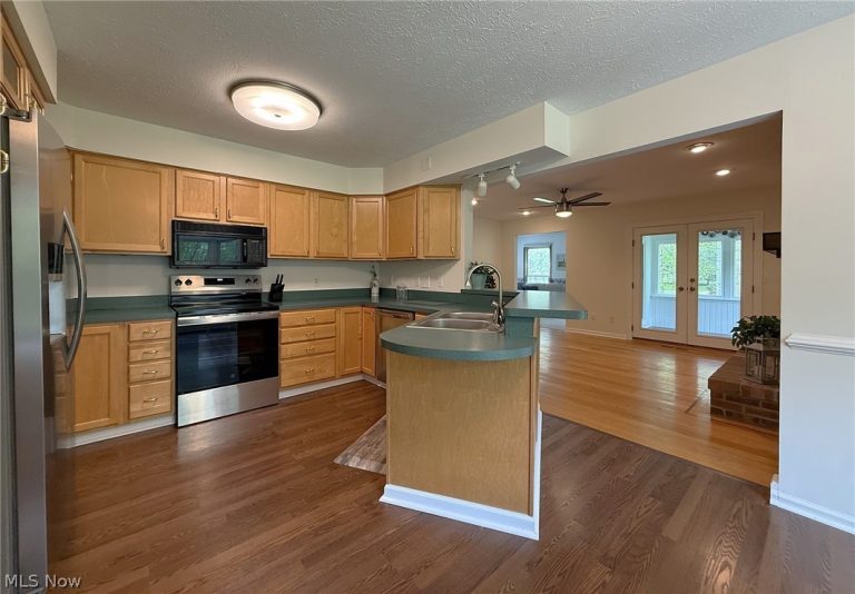 9109 Lake In The Woods Trail, Chagrin Falls, OH - Photo 2