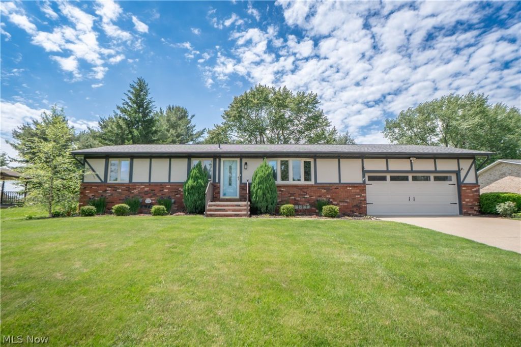 5251 Tanglewood Drive, Louisville, OH