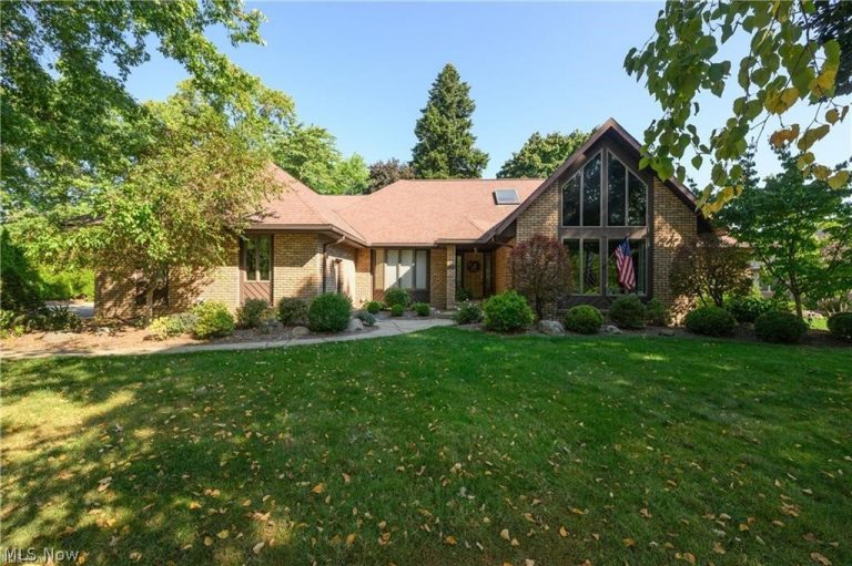963 Mansion Circle, Barberton, OH, 44203