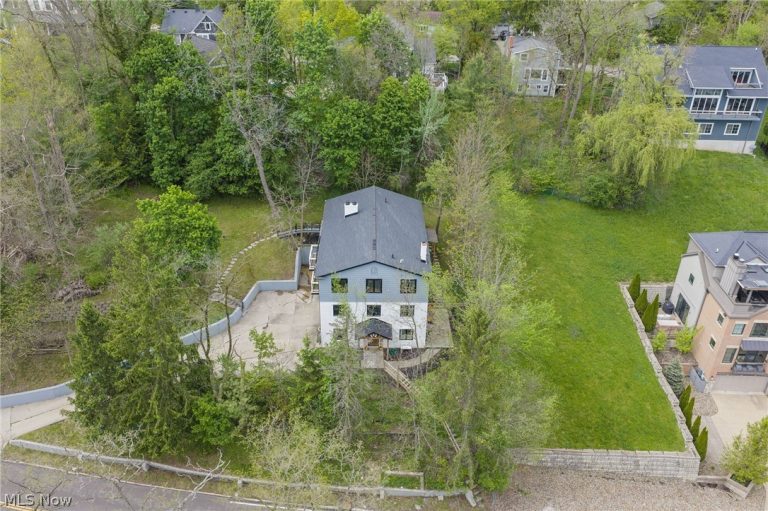 58 Orange Street, Chagrin Falls, OH - Photo 2
