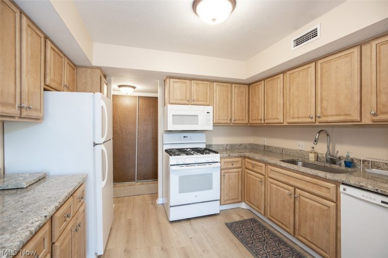 1105 Canyon View Road #204, Sagamore Hills, OH - Photo 6