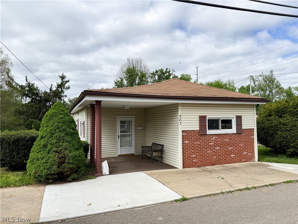 583 1st Street, Uhrichsville, OH