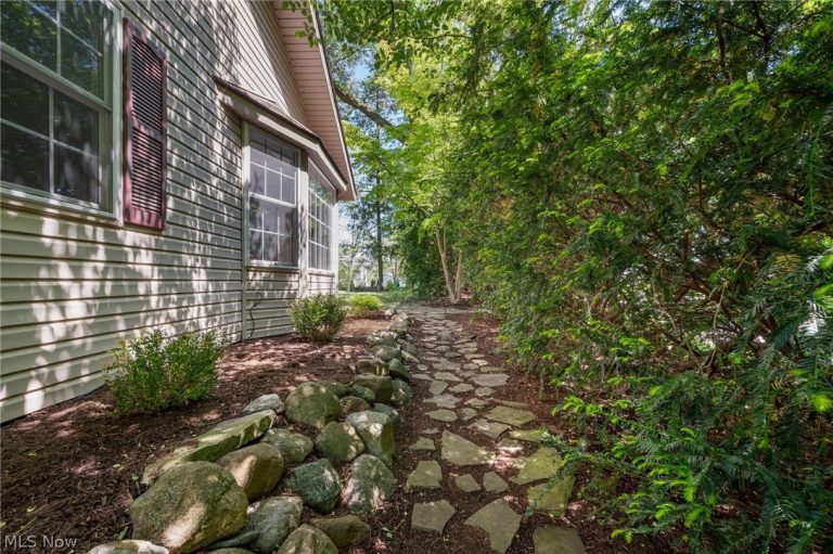 10137 Johnnycake Ridge Road, Concord Twp, OH - Photo 8