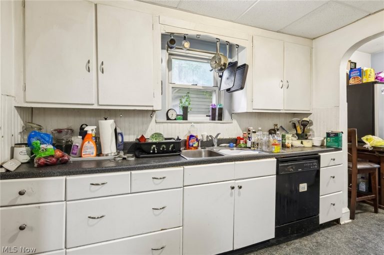 3590 Woodridge Road, Cleveland Heights, OH - Photo 6