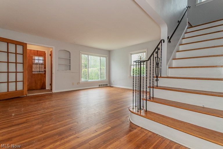 3694 Grosvenor Road, Cleveland Heights, OH - Photo 4