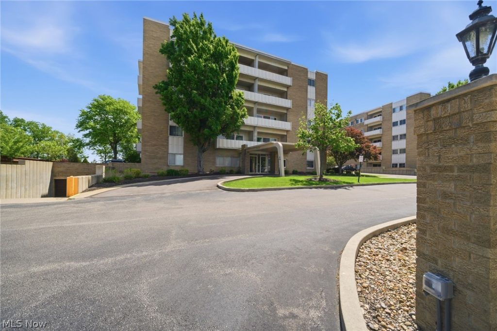 2039 Wooster Road #21, Rocky River, OH
