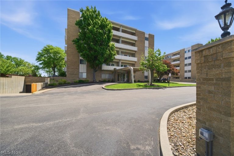 2039 Wooster Road #21, Rocky River, OH, 44116