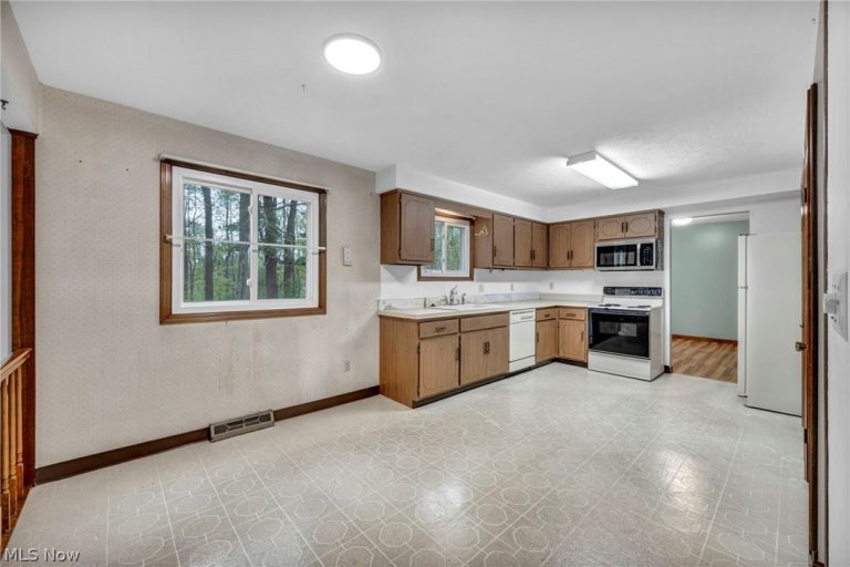 1668 Eisenhower, Brunswick, OH - Photo 5
