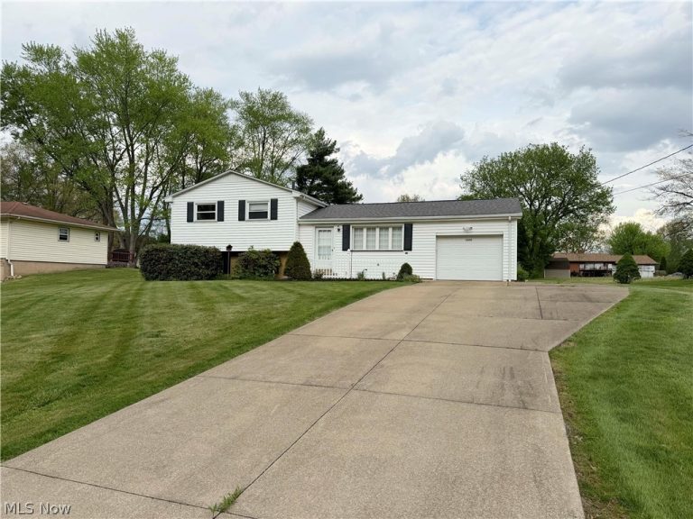 7090 Hillridge Avenue, Canton, OH - Photo 3