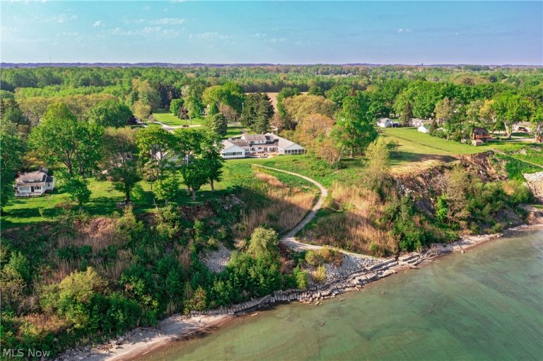 1300 Lake Road, Conneaut, OH - Photo 2