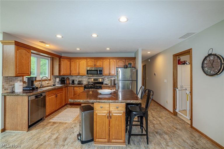 9541 Bedford Road, Macedonia, OH - Photo 5