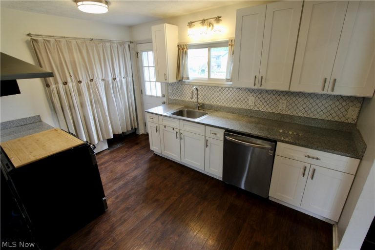 2042 Byron Drive, Brunswick, OH - Photo 8
