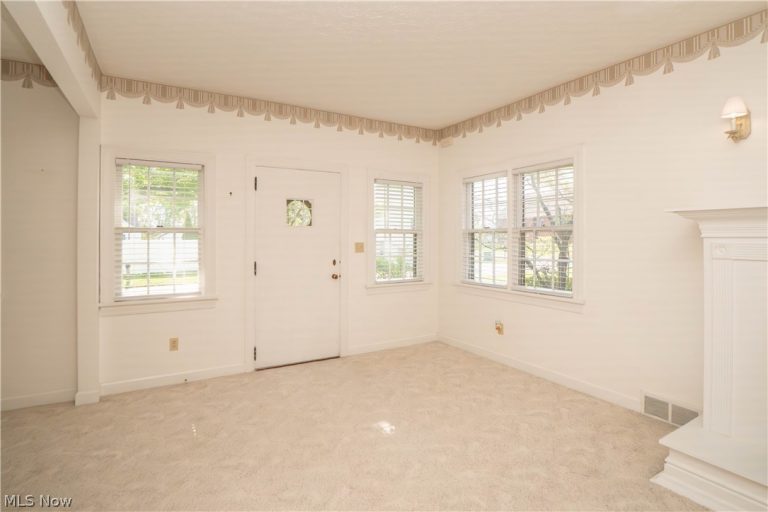 215 Lake Avenue, Hartville, OH - Photo 4