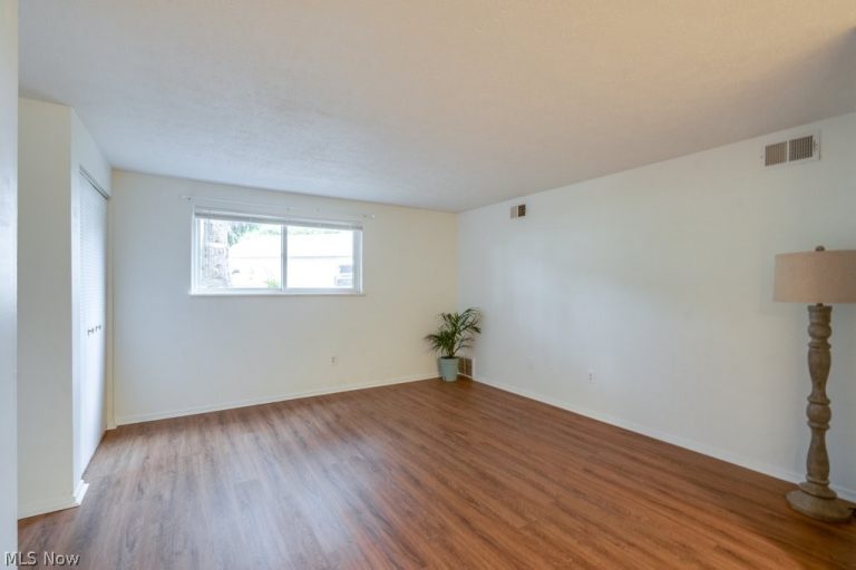 216 Moore Road #4M, Avon Lake, OH - Photo 3