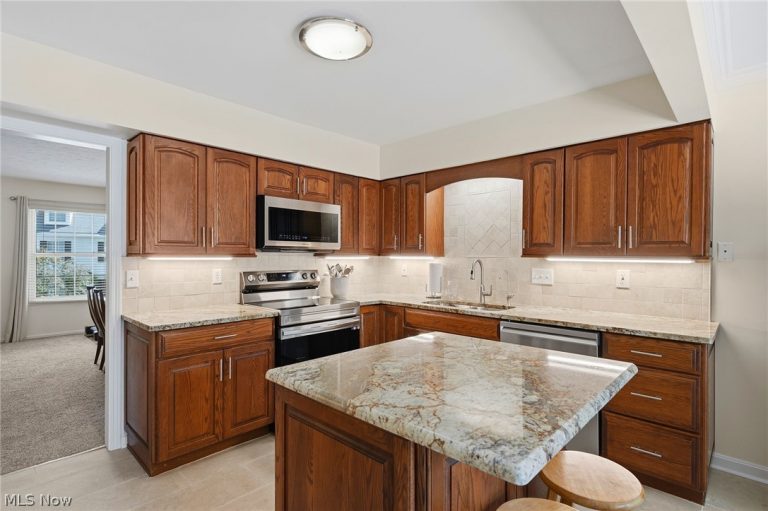 25 Commons Court, Chagrin Falls, OH - Photo 3