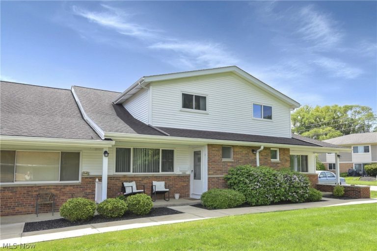 25345 Country Club Boulevard #11, North Olmsted, OH - Photo 2