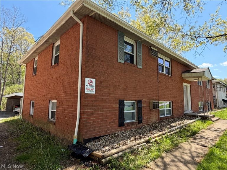 223 Kendall Avenue, Campbell, OH - Photo 2