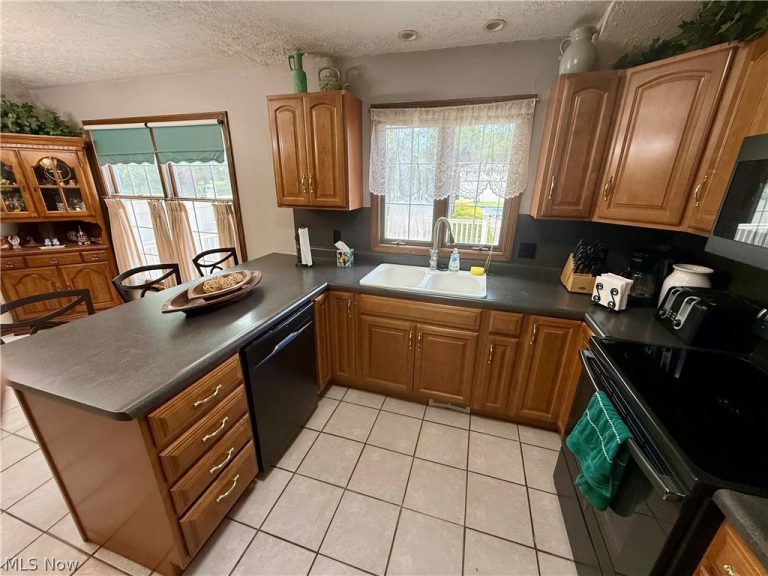 5520 Sharon Drive, Youngstown, OH - Photo 6