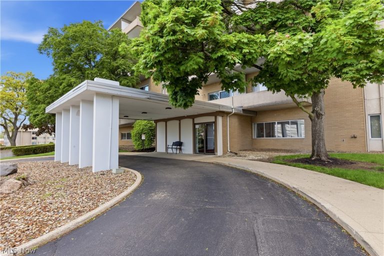 3167 Linden Road #201, Rocky River, OH - Photo 2