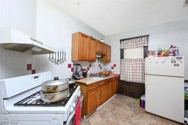 4132 Robert Avenue, Cleveland, OH - Photo 5