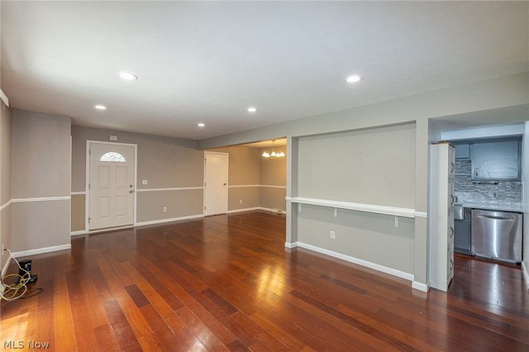 10297 Independence Drive, North Royalton, OH - Photo 4