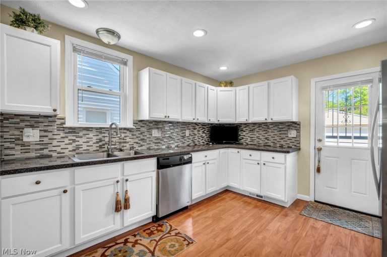 16005 Throckley Avenue, Cleveland, OH - Photo 6