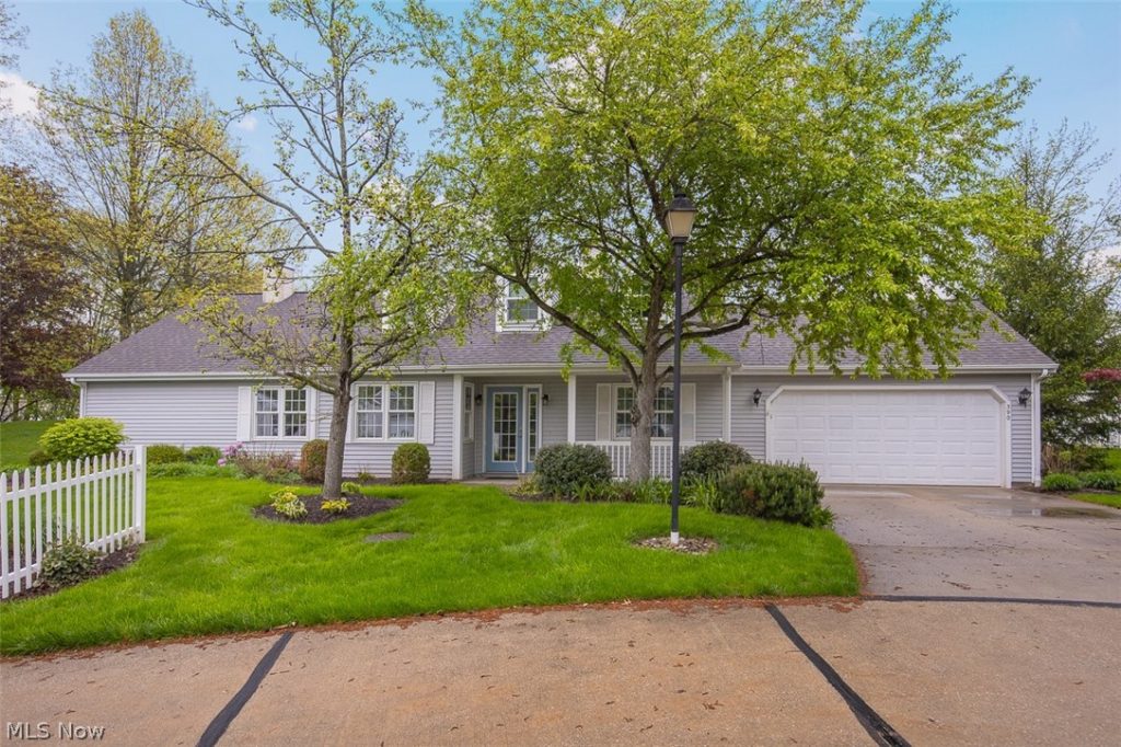 390 Vista Lane, Aurora, OH