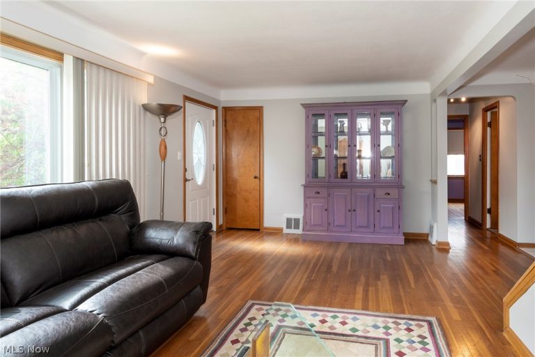 5042 Barton Road, Lyndhurst, OH - Photo 3