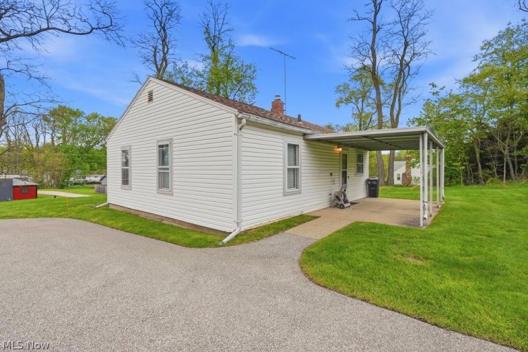 39 Castle Drive, Stow, OH - Photo 2