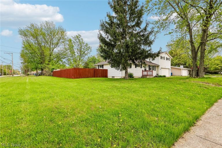 805 Roberts Street, Sheffield Lake, OH - Photo 3