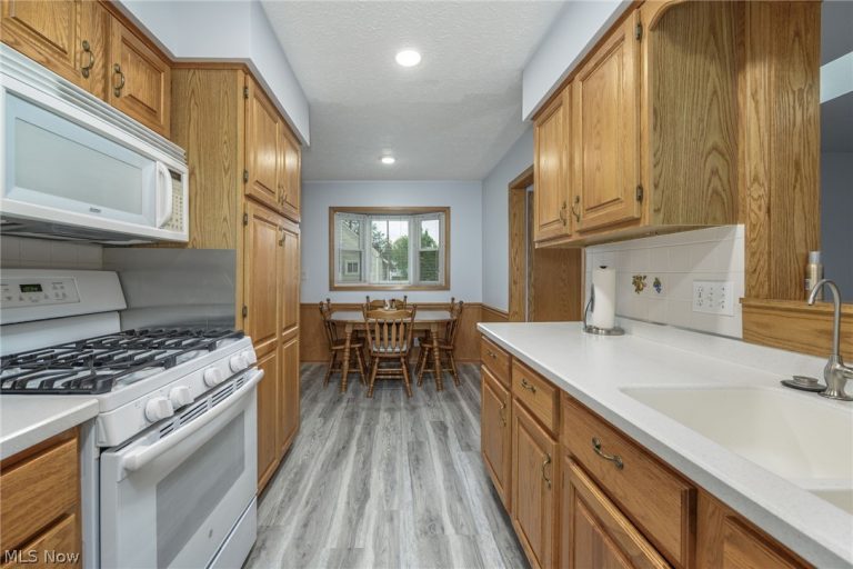 1190 Jeanie J Avenue, Akron, OH - Photo 8