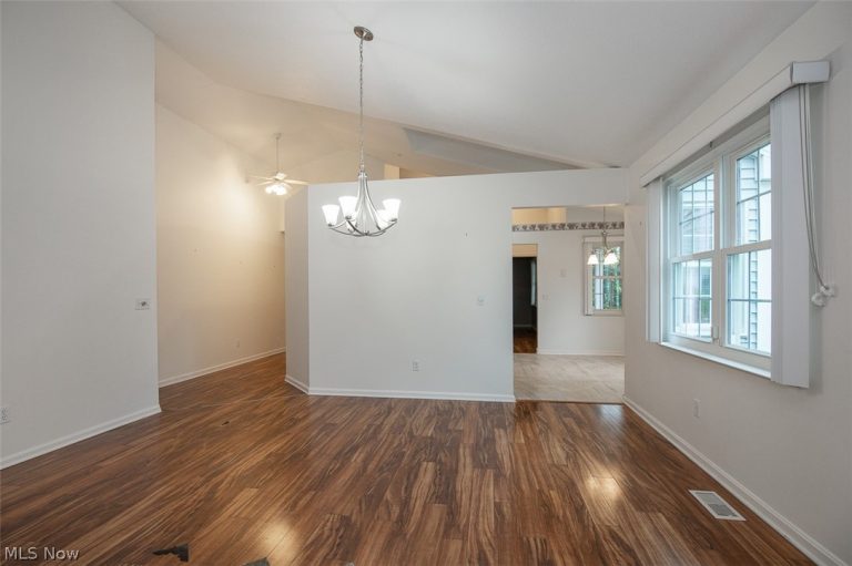 390 Vista Lane, Aurora, OH - Photo 3