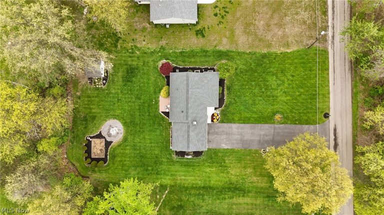 6987 White Oak Drive, Hubbard, OH - Photo 8
