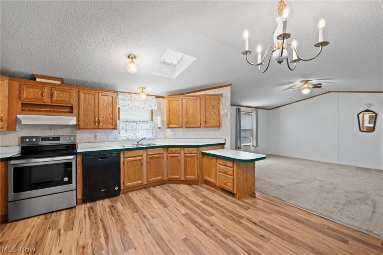 6 Laverne Lane, Chardon, OH - Photo 5