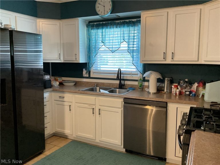800 Boso Avenue, Ravenswood, WV - Photo 2