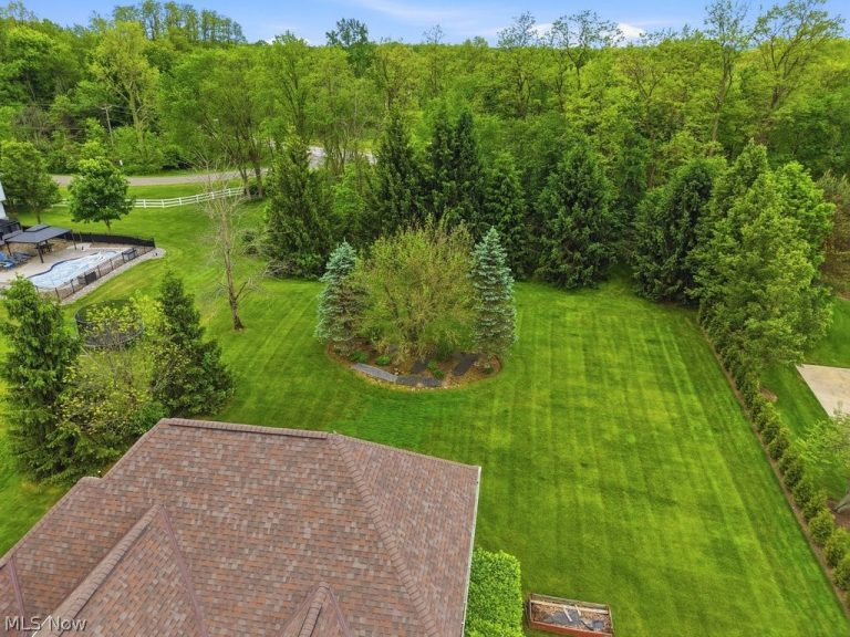 8428 Evergreen Drive, Northfield, OH - Photo 3