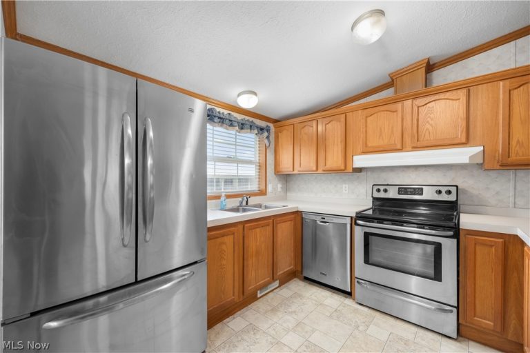 354 Pin Oak Circle, Elyria, OH - Photo 4