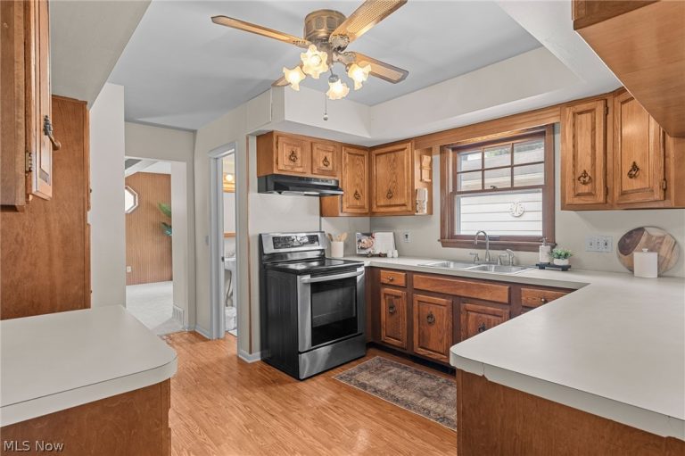 584 Hawkins Avenue, Akron, OH - Photo 8