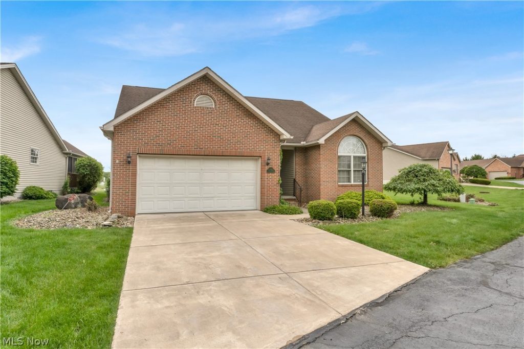 144 Royal Troon Drive, Warren, OH