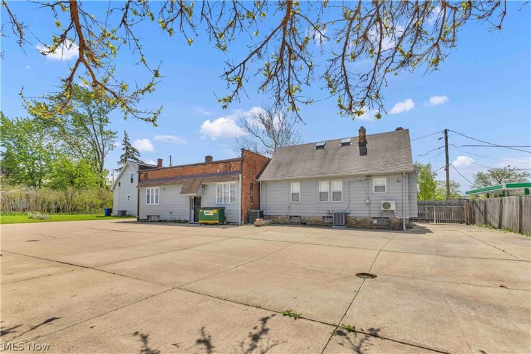 18515 Underwood Avenue, Cleveland, OH - Photo 2