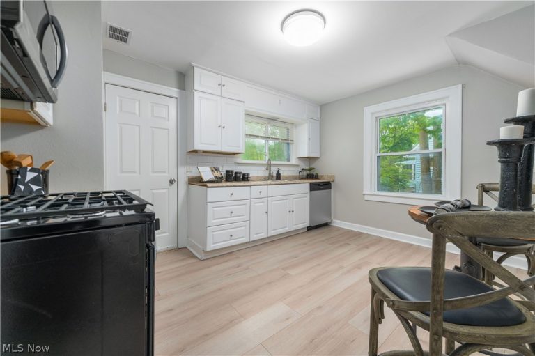 2019 Beverly Hills Drive, Richmond Heights, OH - Photo 8